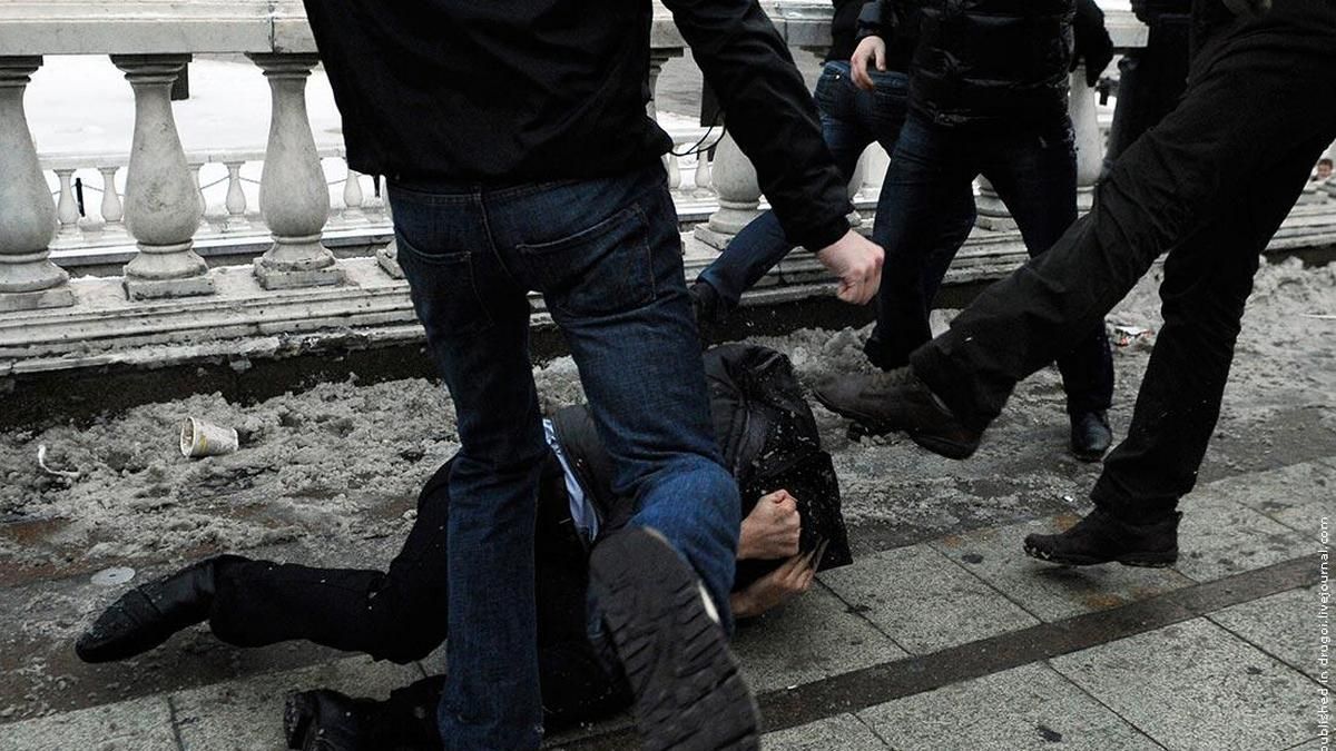 В Днепре пятеро охранников накинулись с дубинками и огнестрельным оружием на двух братьев: что произошло