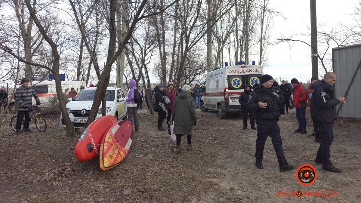 В Днепре на Победе на гребном канале рыбак провалился под лед: его пытаются откачать