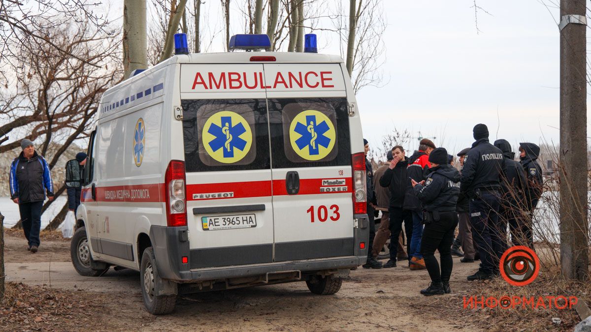 В Днепре на Победе под лед ушли рыбак и патрульные, которые пытались его спасти: мужчина умер