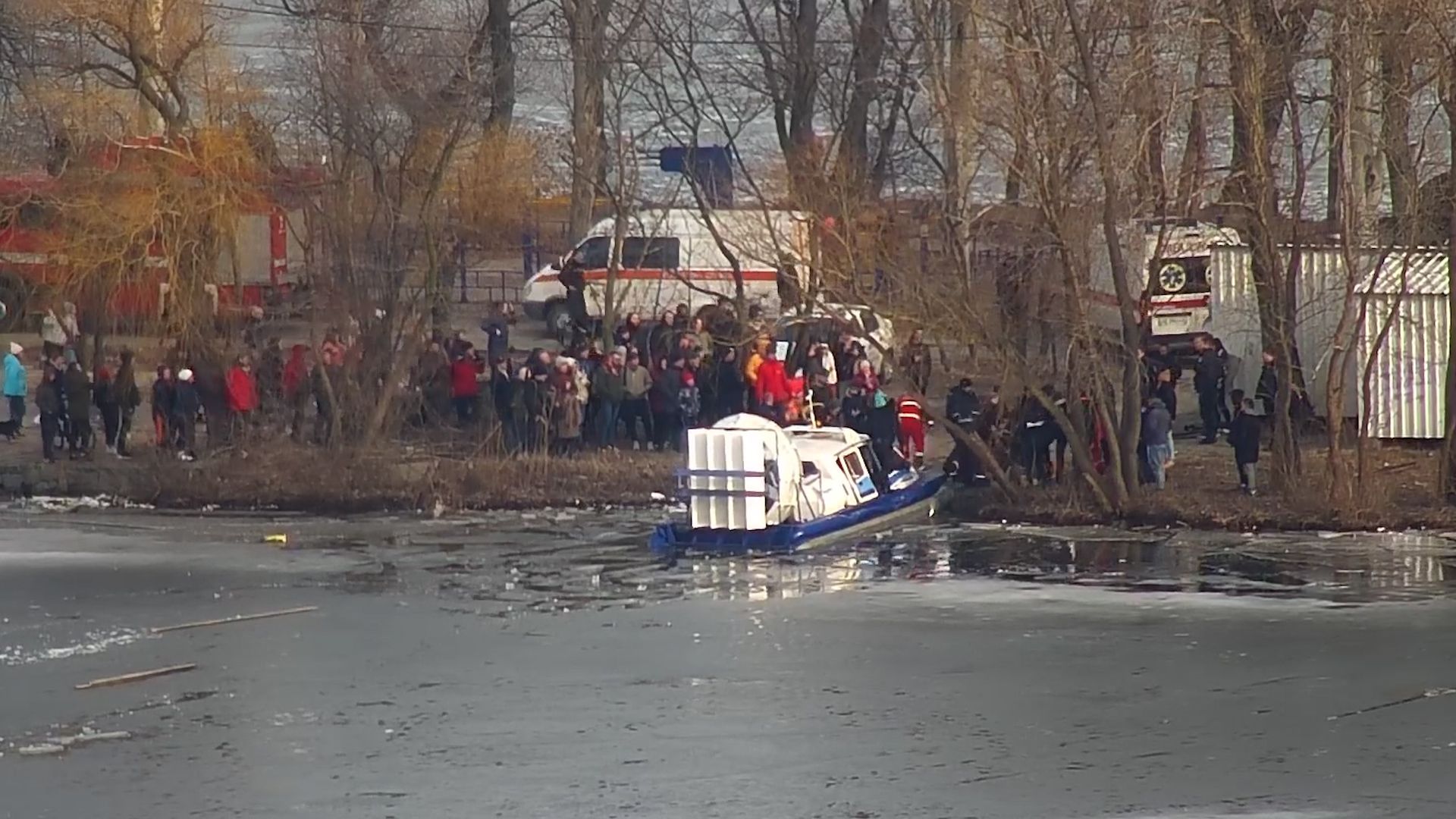 В Днепре на Победе рыбак провалился под лед, его пытались спасти патрульные: видео момента