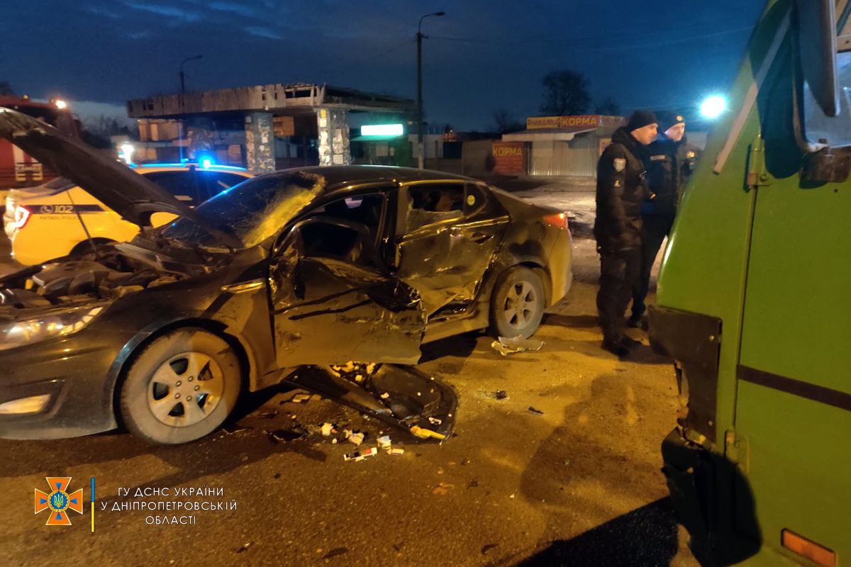 В Днепре на Передовой "Эталон" врезался в Kia: водителя легковушки доставали спасатели