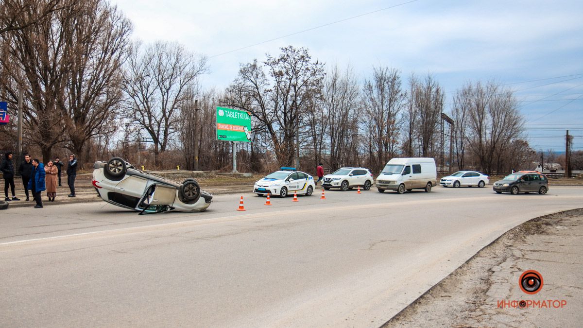 В Днепре на Данила Галицкого перевернулся Peugeot