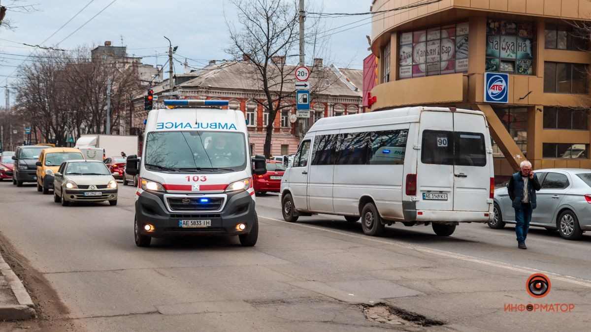 Забыла пакет с рыбой: в Днепре женщина попала под колеса маршрутки, из которой вышла