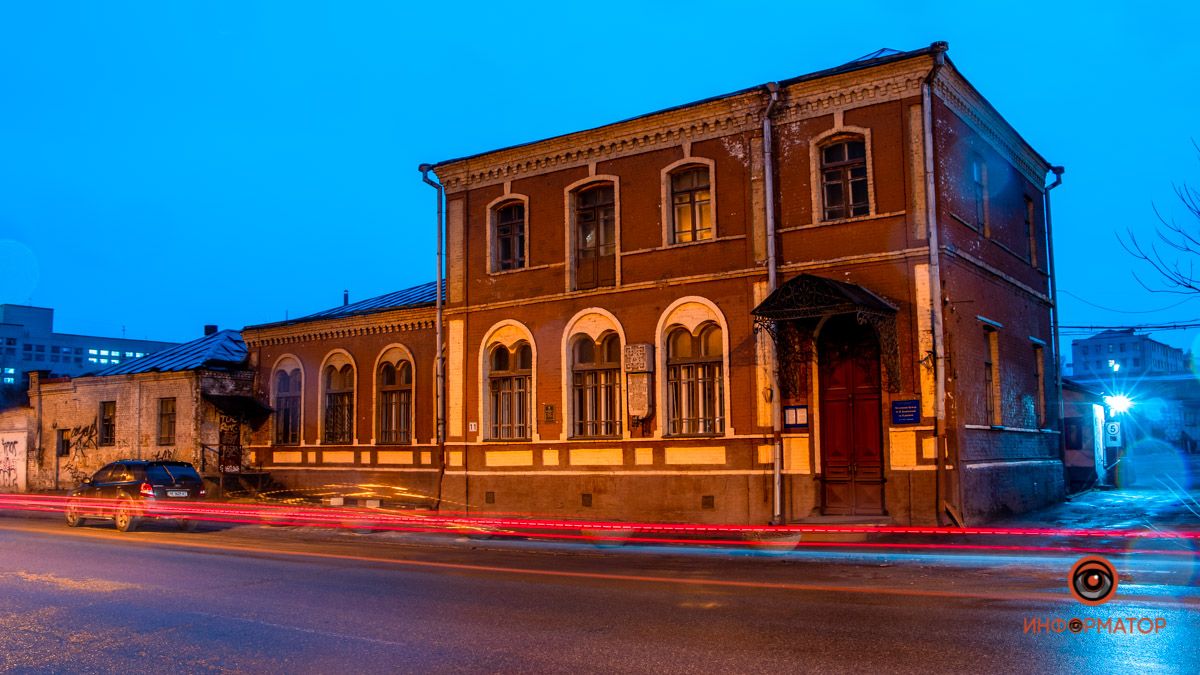 Как в Днепре выглядит дом-музей Елены Блаватской после захода солнца