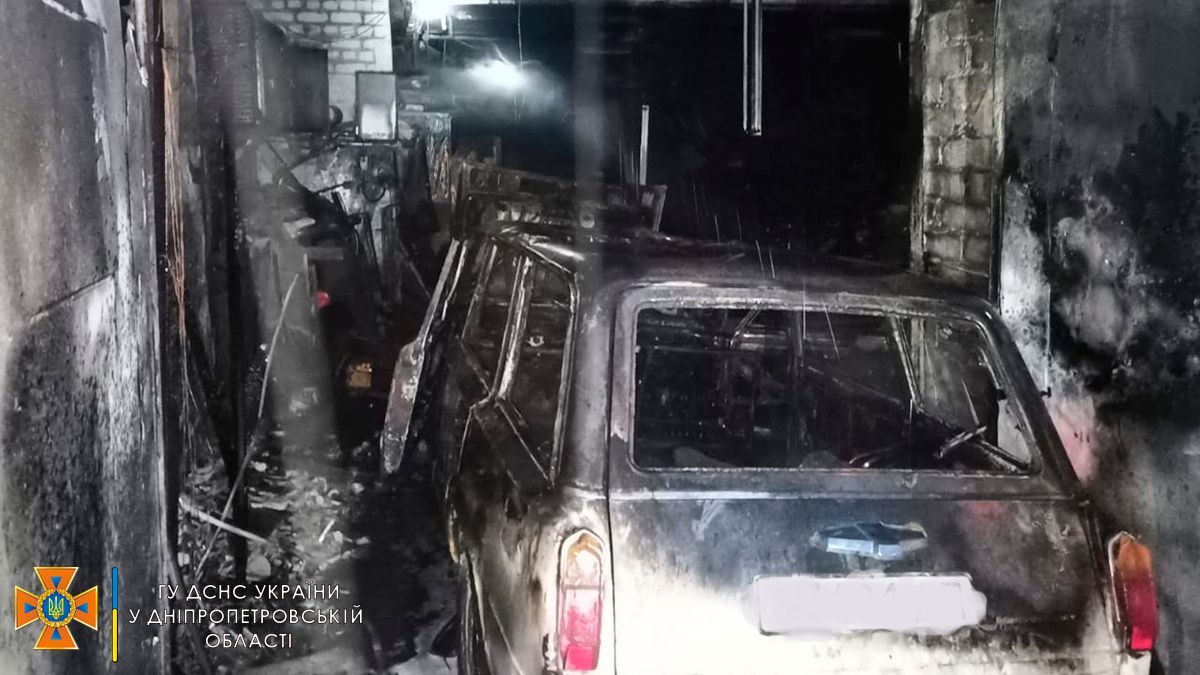 В Днепре на Богдана Хмельницкого в гараже сгорел ВАЗ