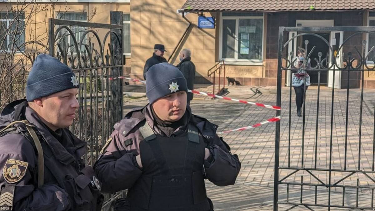 Всех эвакуировали: в школе Каменского нашли муляж взрывного устройства