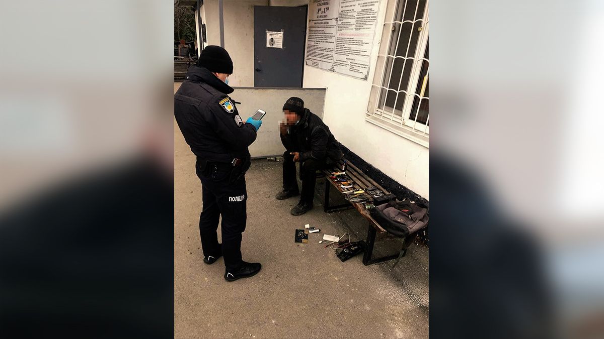 В Днепре мужчина надругался над могилами ради наживы