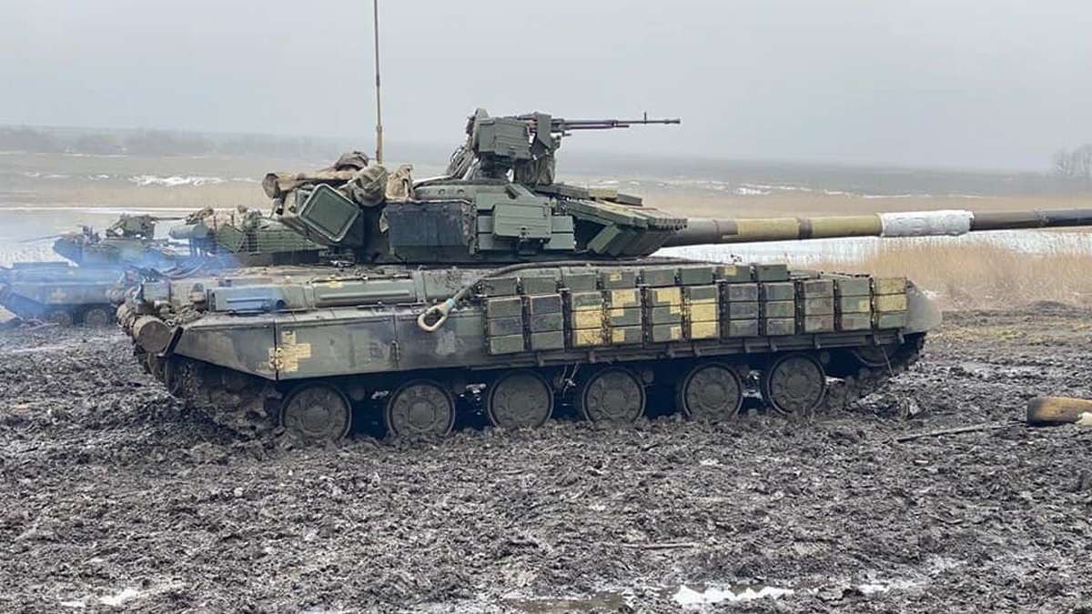 В Кривом Роге обстреляли склады танковой бригады и уничтожили мост