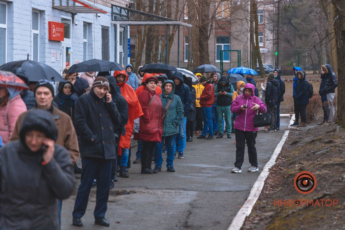 Возле банка крови в Днепре собиралась очередь доноров
