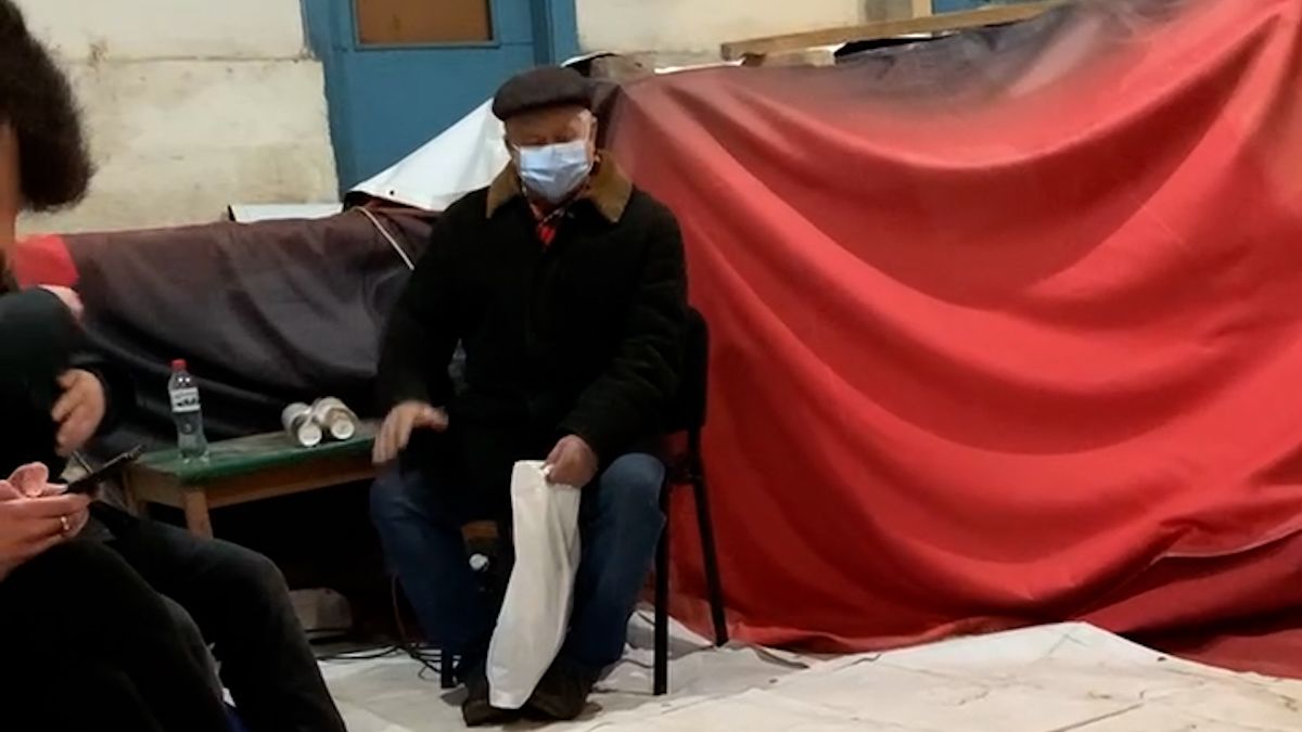 Не унываем: в Днепре мужчина читал стихи, чтобы подбодрить людей в убежище