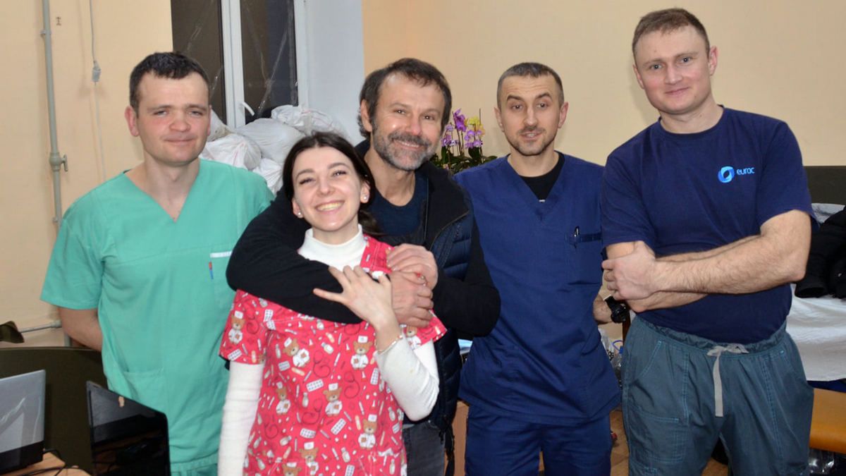 В военном госпитале Днепра побывал Святослав Вакарчук