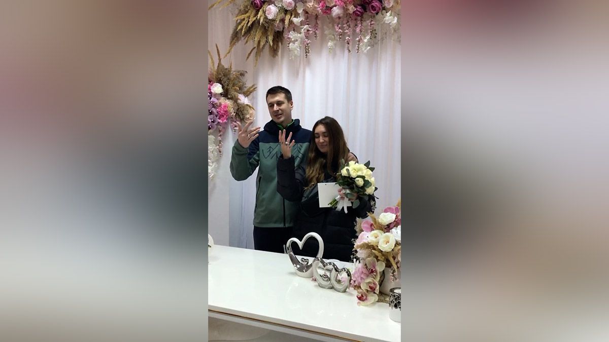 Кольца из фольги и искренние чувства: в Днепре пара поженилась во время войны