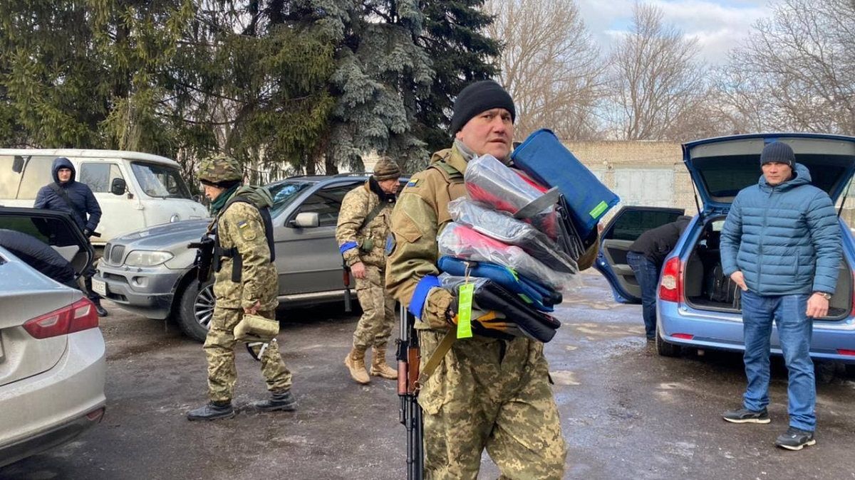 В Каменском мэрия передала военную форму терробороне