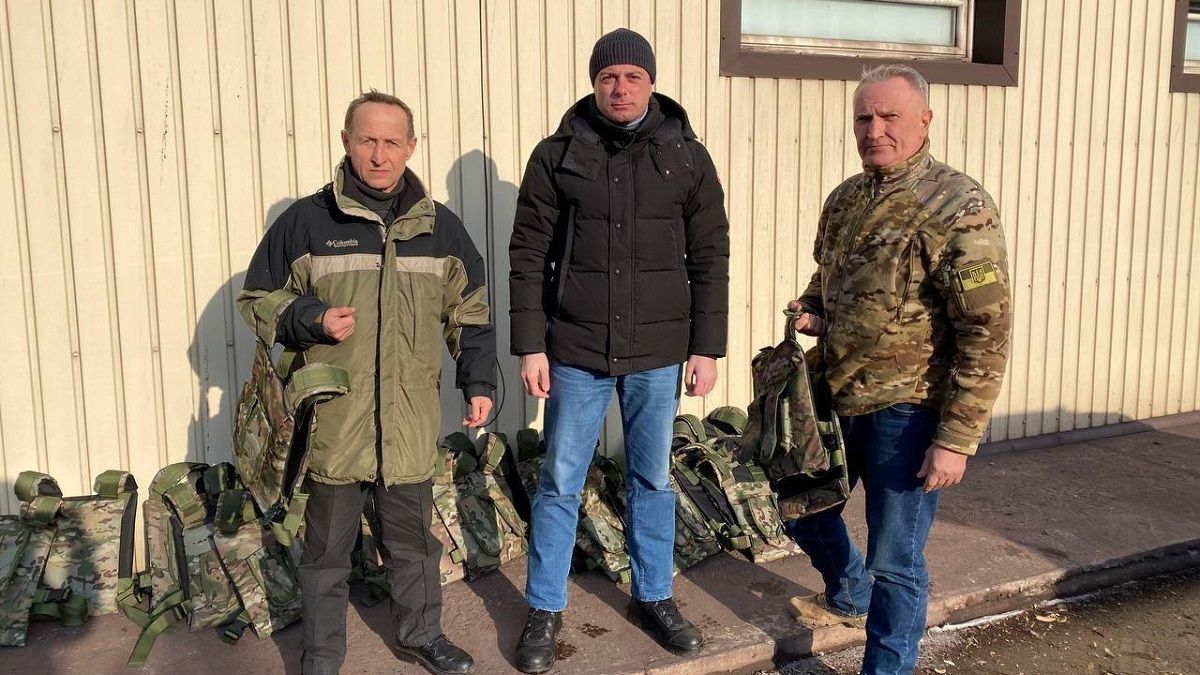 В Каменском передали партию бронежилетов добровольцам, защищающим город