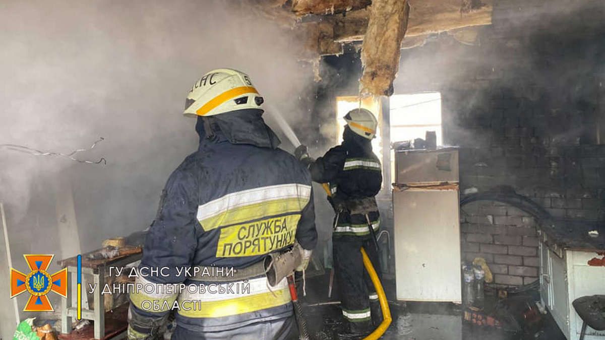 В Днепре на Постовой горела летняя кухня: внутри были газовые баллоны