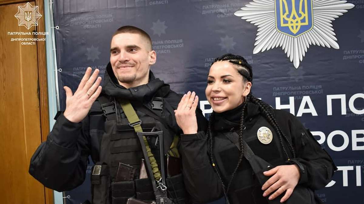 В бронежилетах и с оружием: в Днепре патрульные создали семью
