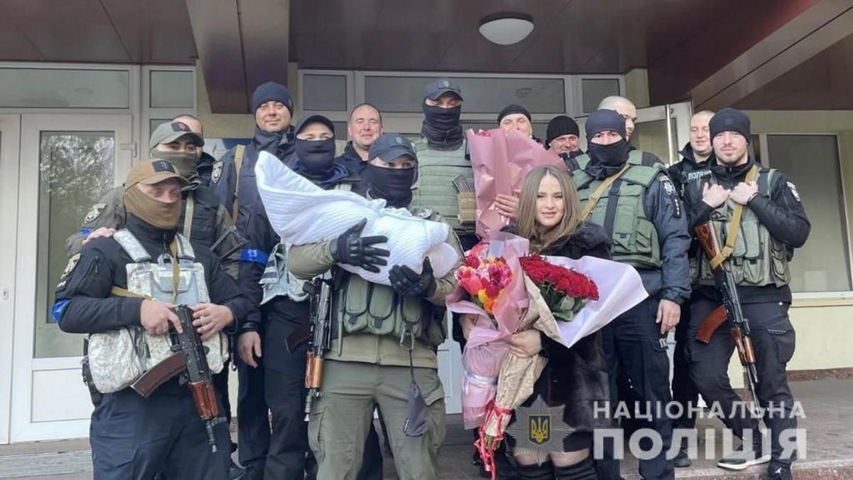 Любовь победит любое зло: в семье полицейского из Днепра родился сын