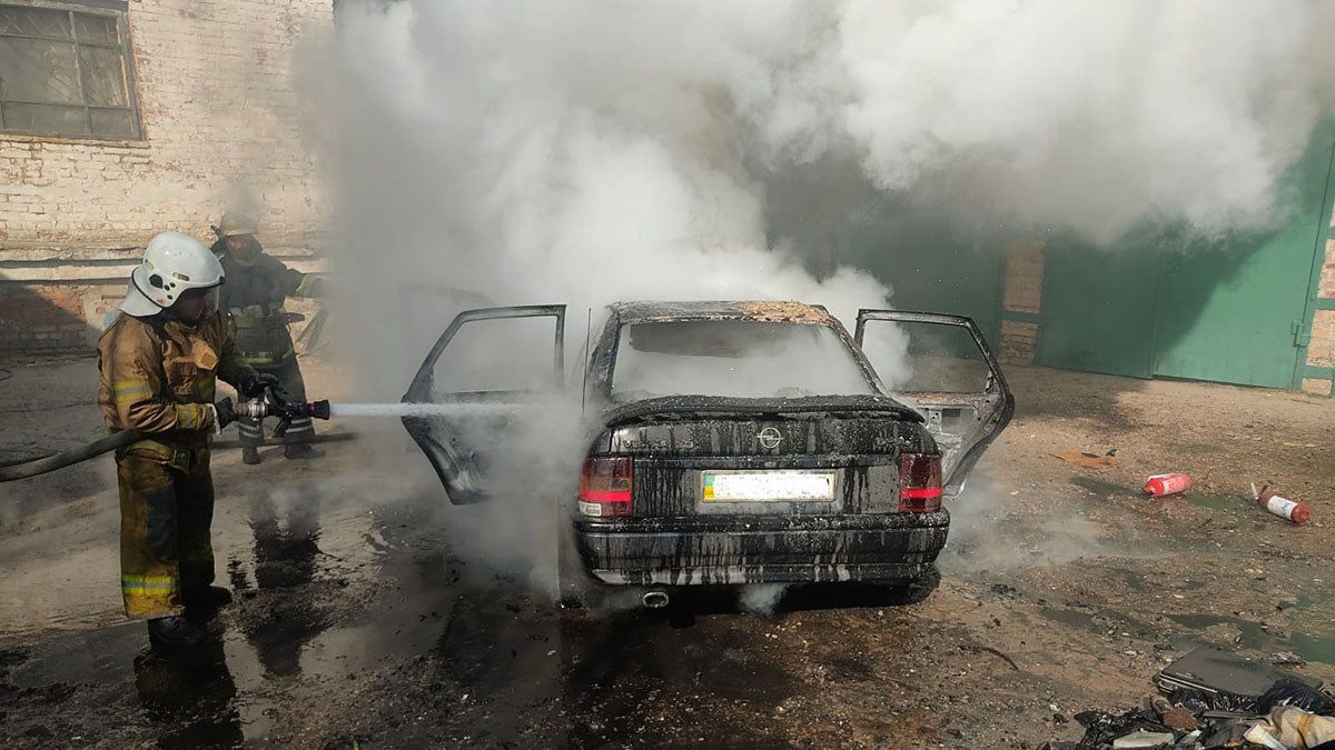 В Никополе полностью сгорел Opel
