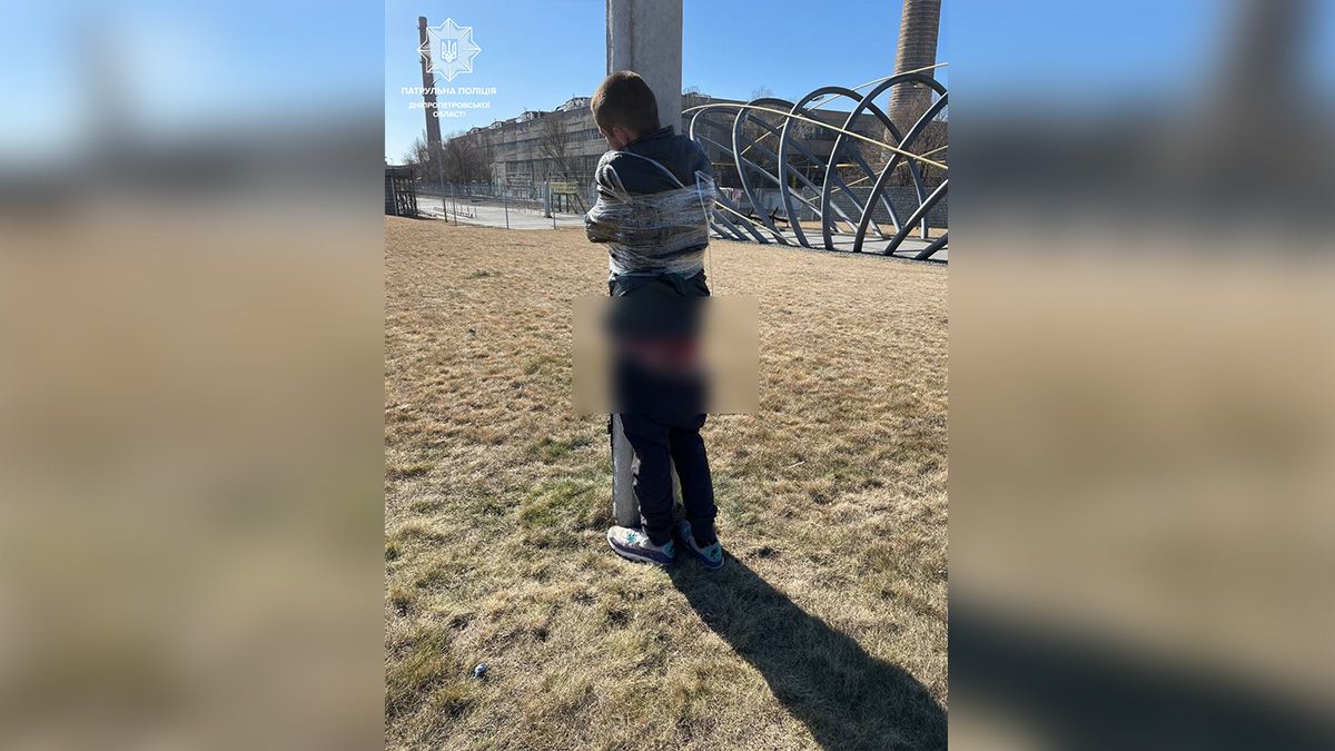 В Днепре возле «Интерпайпа» люди задержали мужчину, который украл табличку