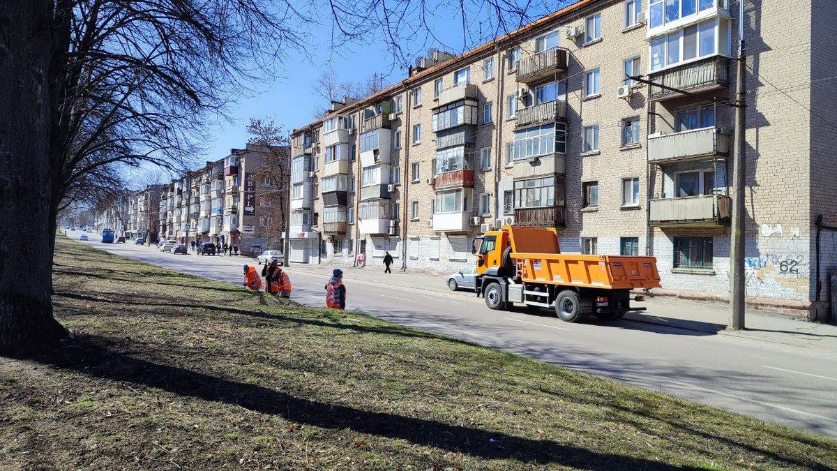 В Днепре коммунальные службы проводят весеннюю уборку