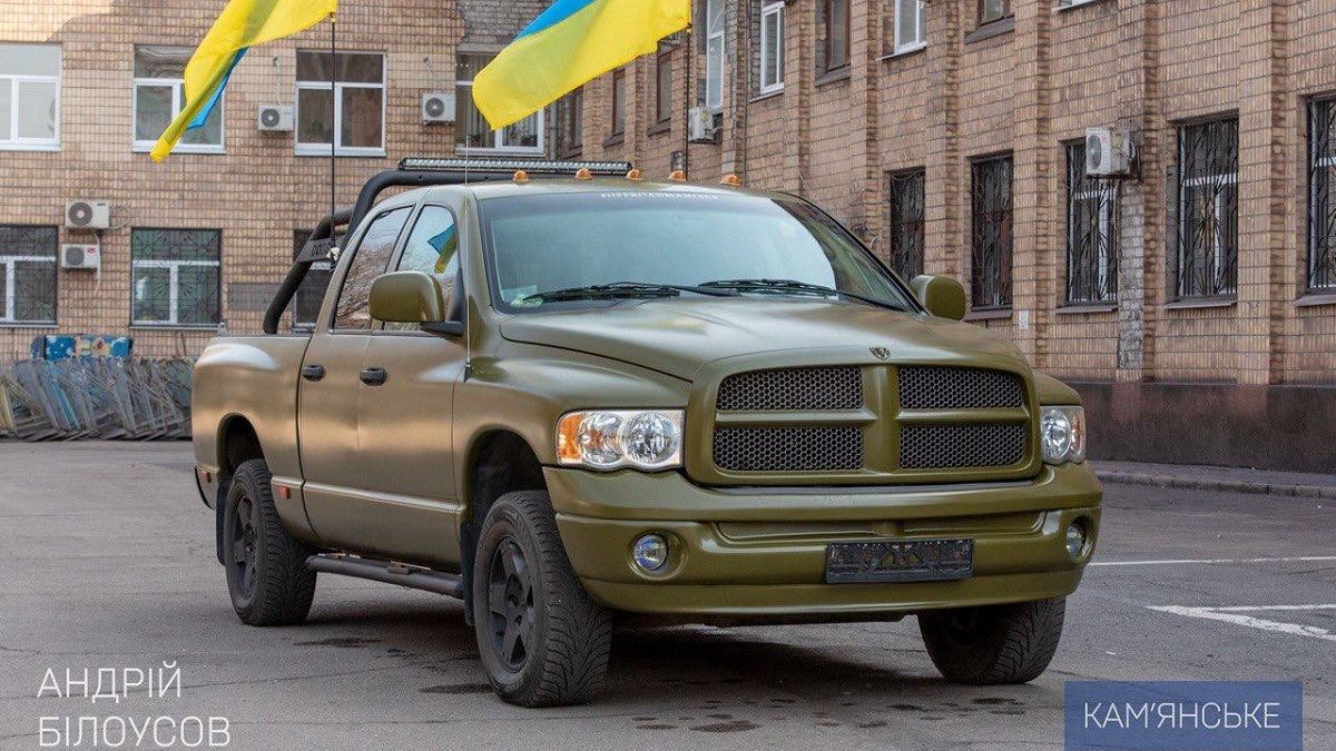 В Каменском передали автомобиль военному подразделению