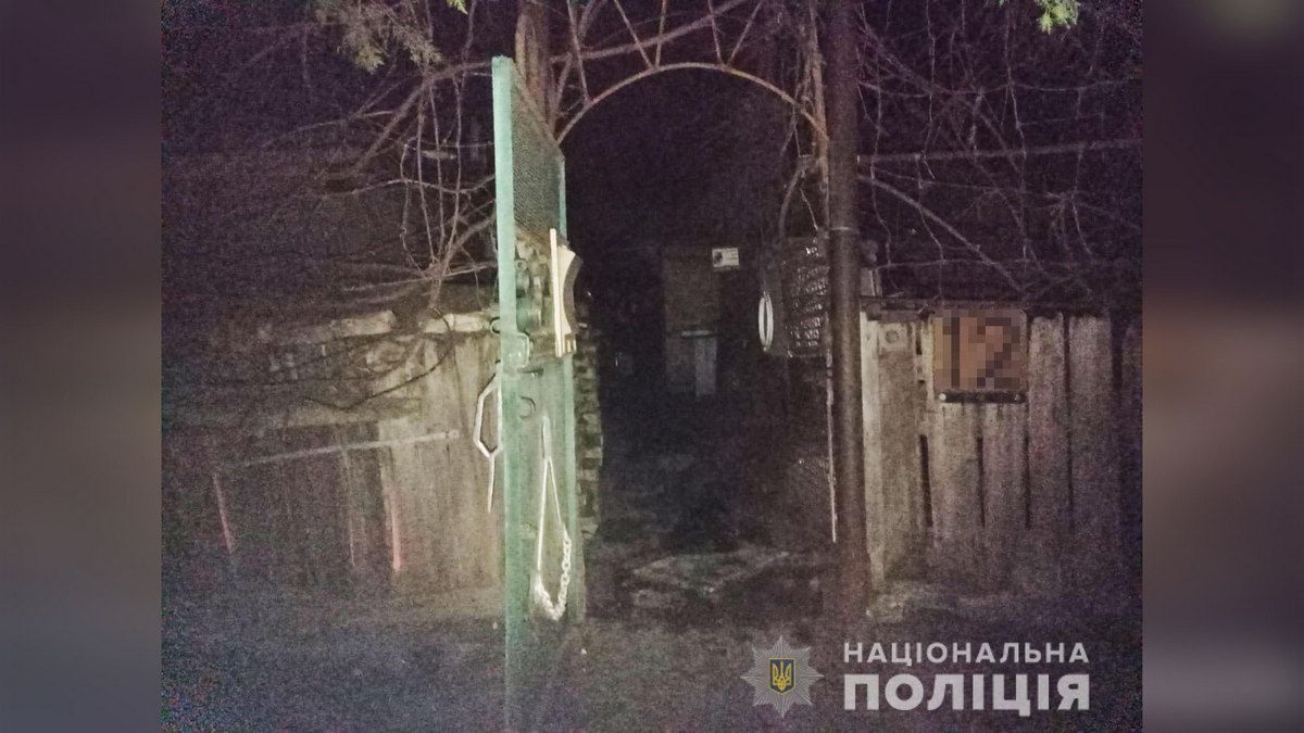 Представились полицейскими: в Марганце двое мужчин избили до смерти пенсионера и сожгли его дом