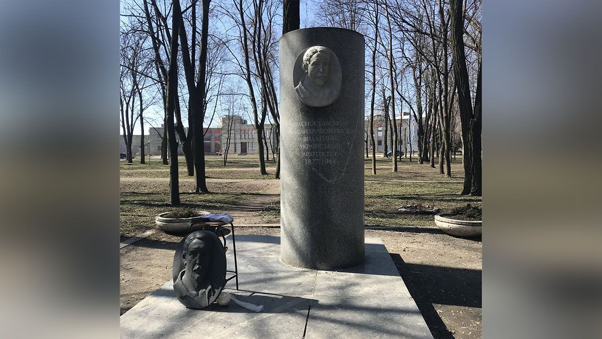 Проектировал ЦУМ и "Детский мир": в Днепре восстанавливают барельеф на могиле архитектора Красносельского