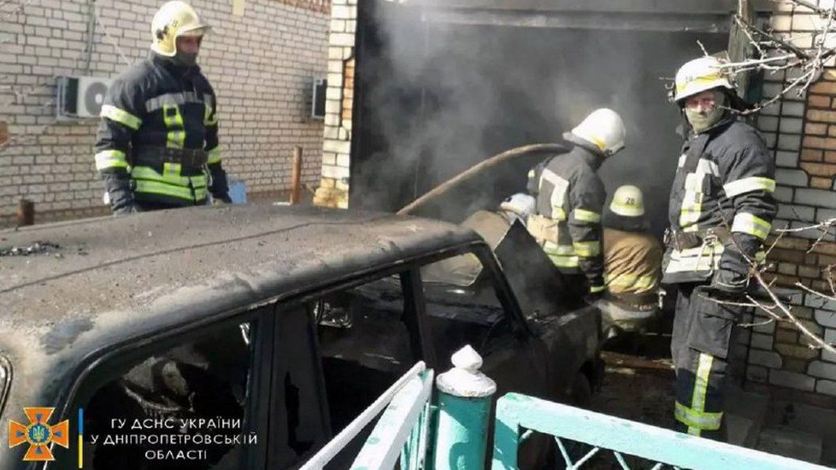 В Днепропетровской области сгорел гараж с автомобилем внутри