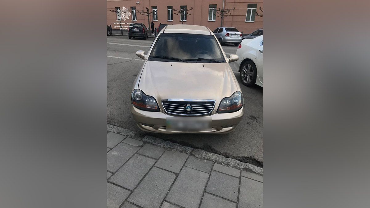 В Днепре задержали мужчин на Geely, которые следили за вышками связи