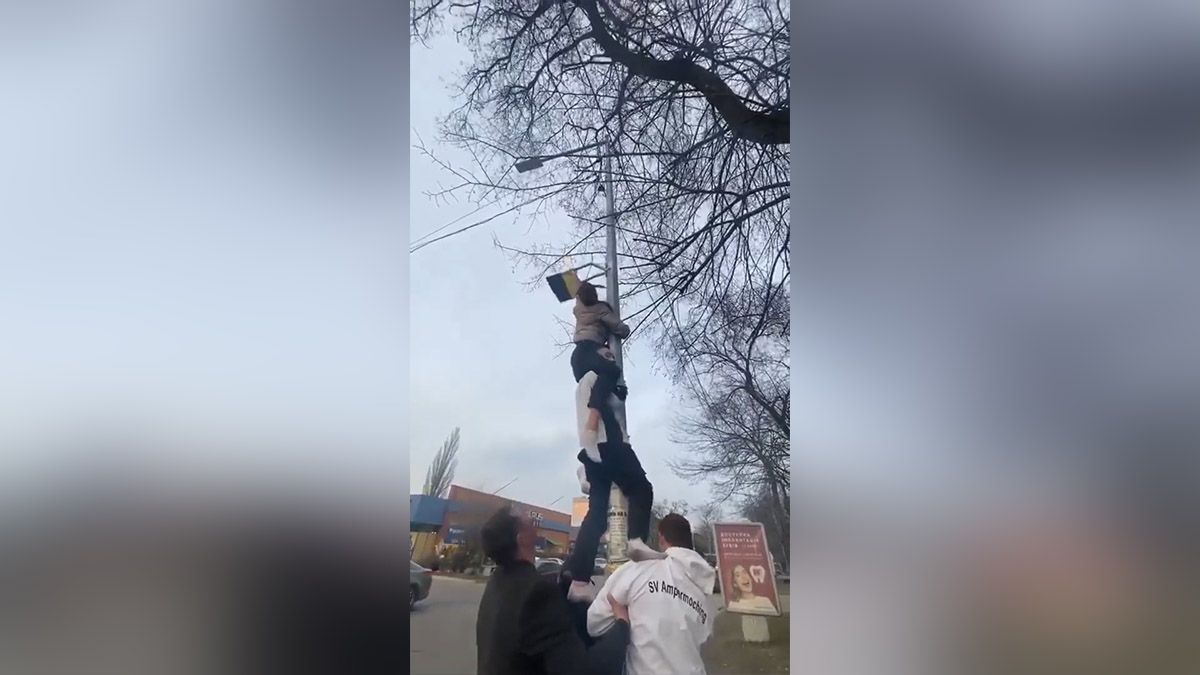 В Новомосковске подростки выстроились в "живую пирамиду", чтобы вернуть на место упавший флаг Украины