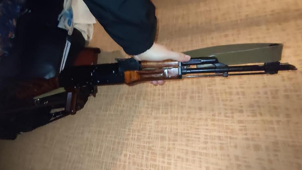 В Днепропетровской области вооруженный 47-летний мужчина выгнал из дома жену и остался с ребенком