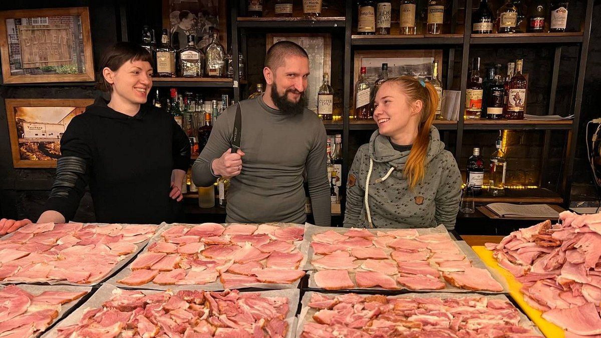 В Днепре волонтеры создают сухпайки для ВСУ из сушеного мяса и орехов: как помочь