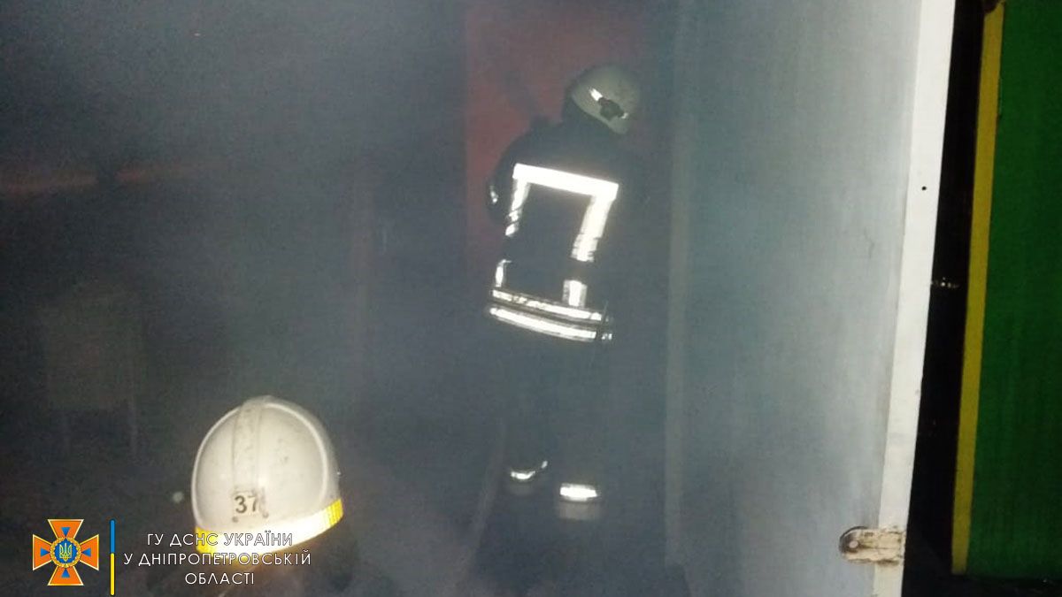 В Павлограде горел металлический контейнер: пострадала женщина
