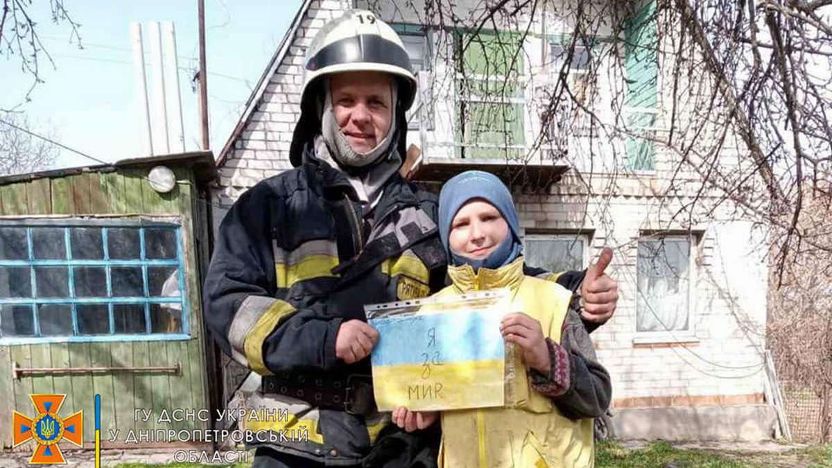 В Днепре мальчик подбодрил спасателей и подарил им свой рисунок