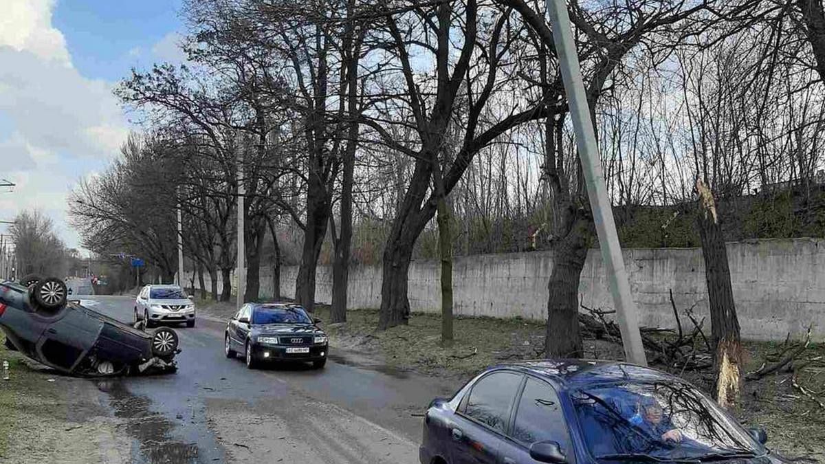 В Днепре на Маяковского Renault врезался в столб и перевернулся: пострадал мужчина