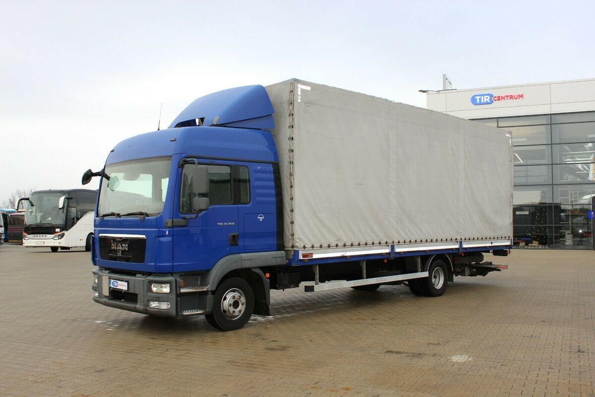 В Днепре ищут тентованные грузовики и водителей: нужно перевести гуманитарную помощь