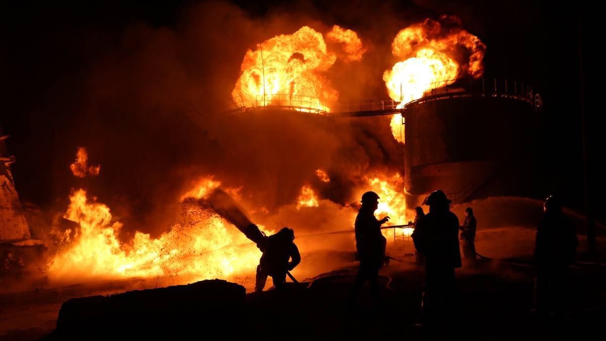 Враг обстрелял ракетами нефтебазу и завод в Днепропетровской области: подробности от спасателей