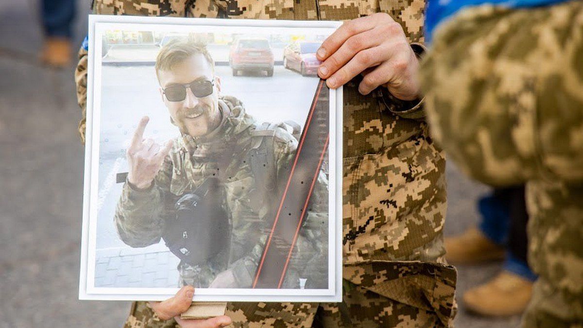 Был человеком чести, объединял других, улыбался смерти в лицо: в Днепре простились с бойцом Артемом Мураховским