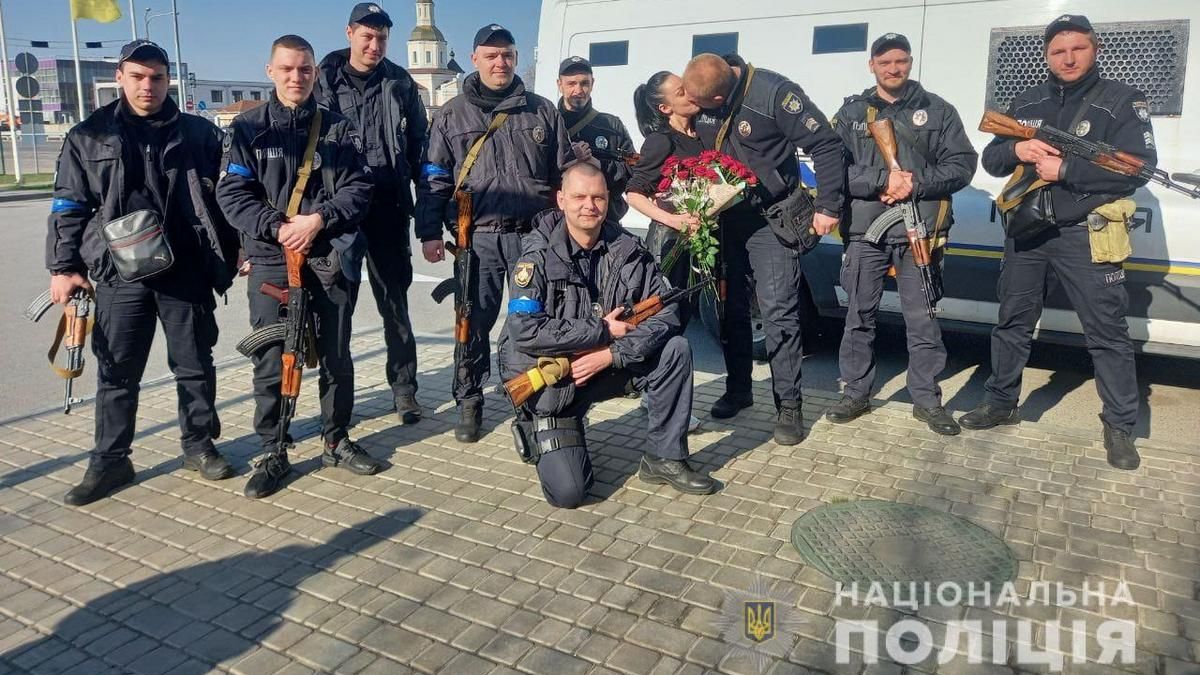 В Днепре полицейский сделал предложение руки и сердца своей девушке