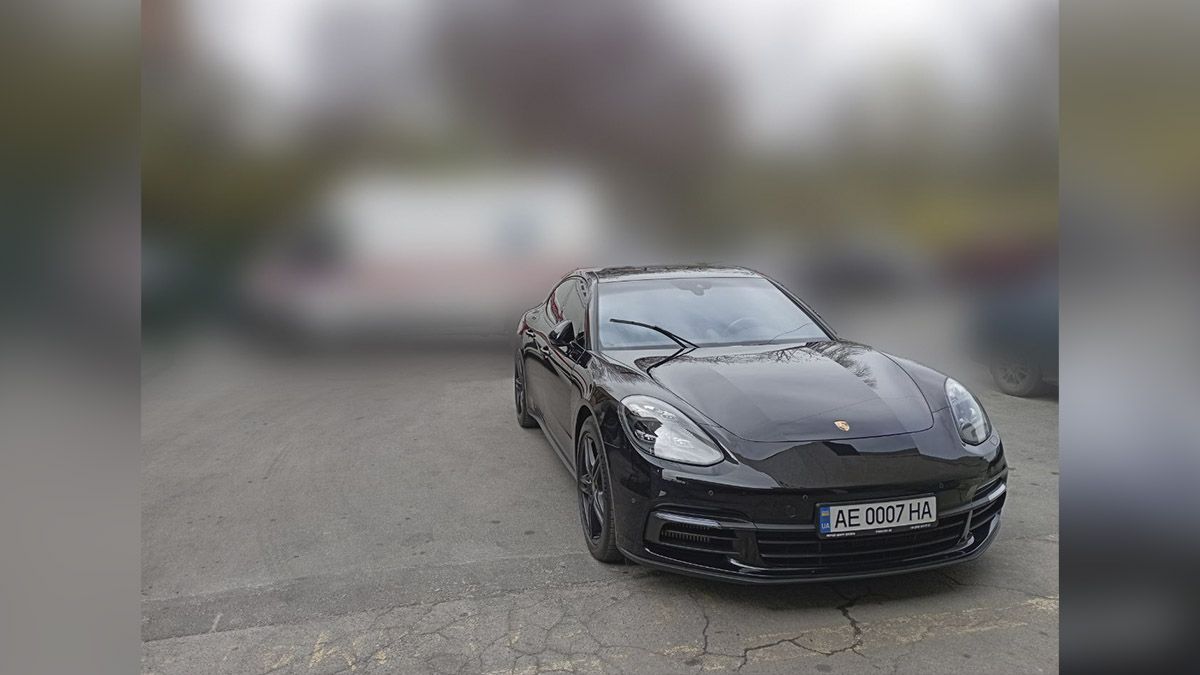 В Днепре водитель Porsche перекрыл проезд скорым к больнице
