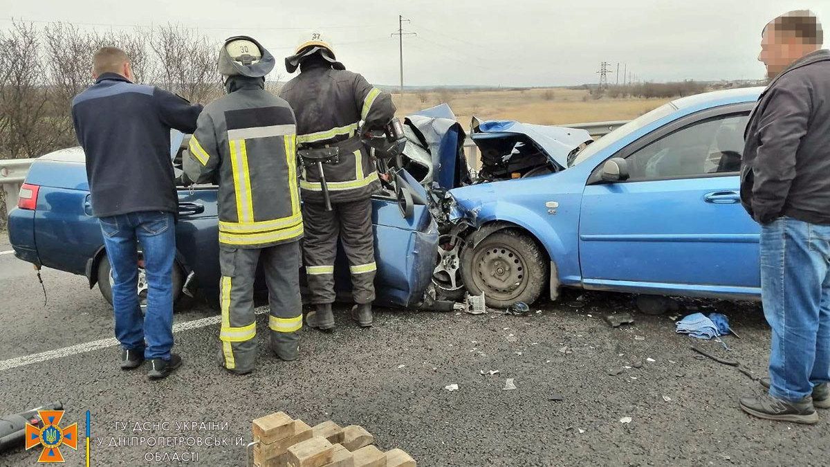 В Днепропетровской области столкнулись Chevrolet и ВАЗ: погибли четыре человека