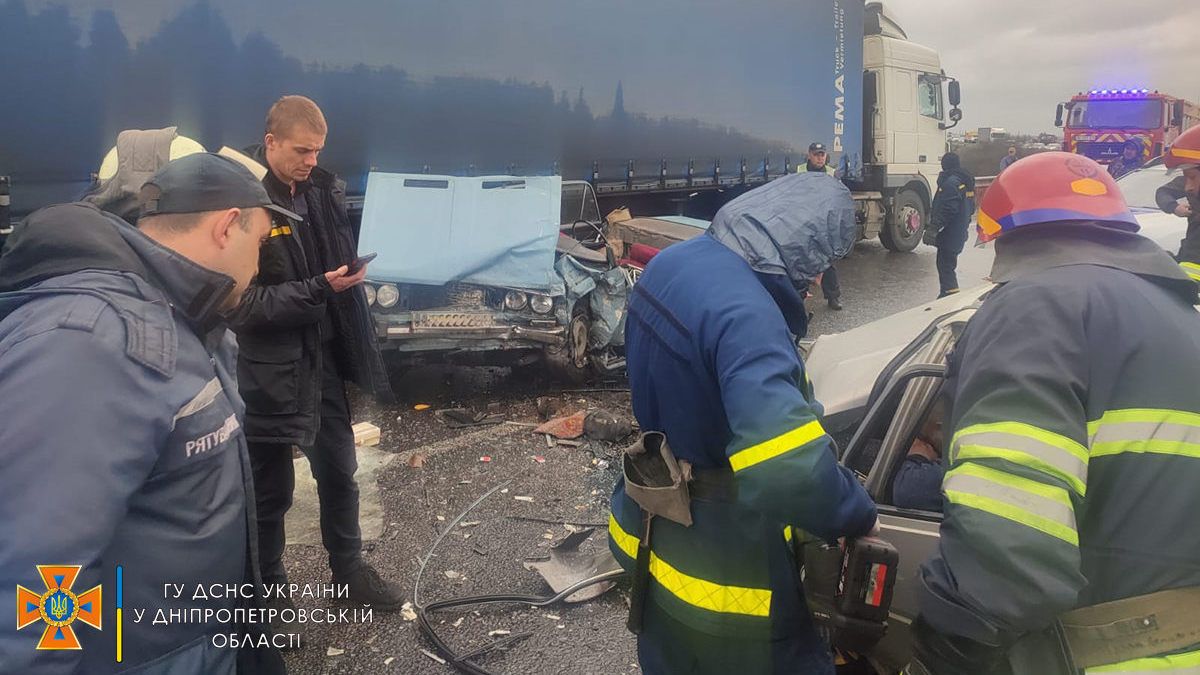 В Днепропетровской области на трассе столкнулись ВАЗ и ЗАЗ: погибли двое мужчин, пострадала женщина
