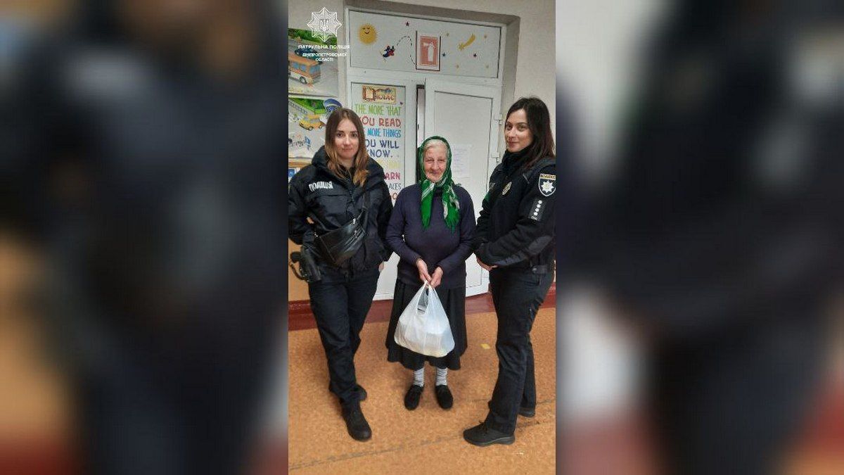 В Днепре патрульные помогли бабушке, которая потерялась