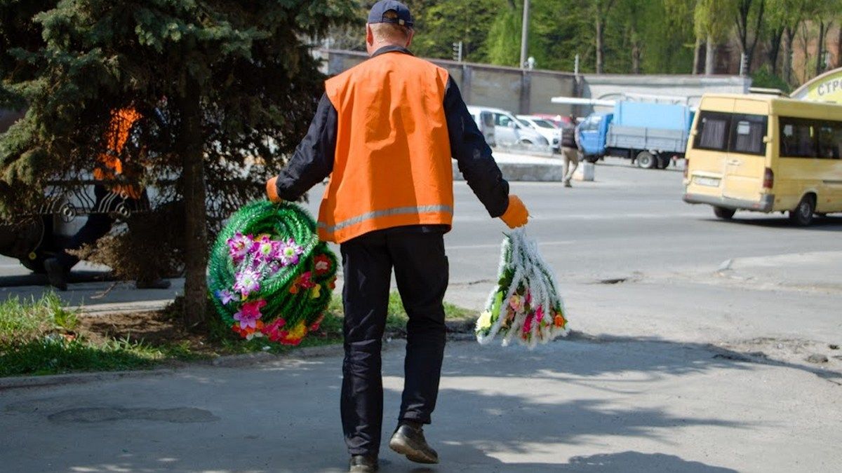 Жителей Днепра просят не нести на кладбища пластиковые цветы