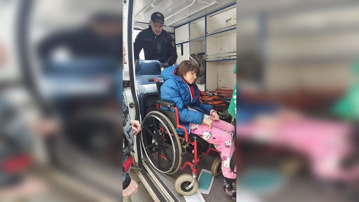 В Днепр эвакуировали девушку с ДЦП, родители которой погибли при вражеском обстреле