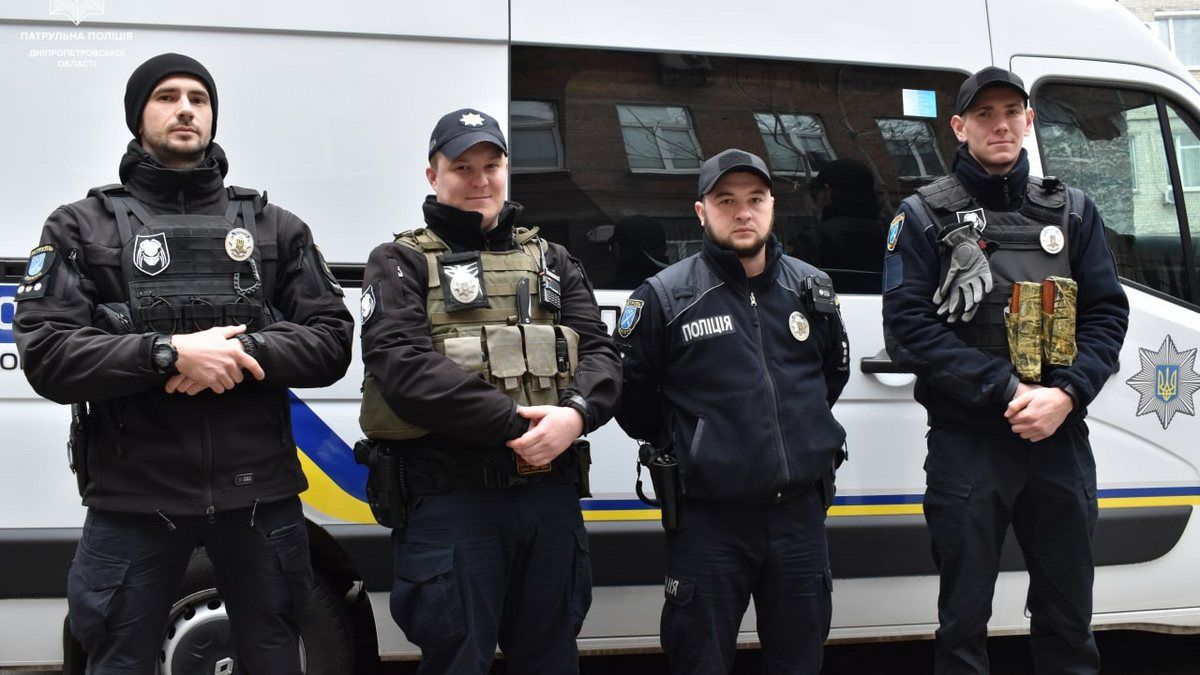 В Днепре патрульные спасли мужчину, который чуть не задохнулся в задымленном доме