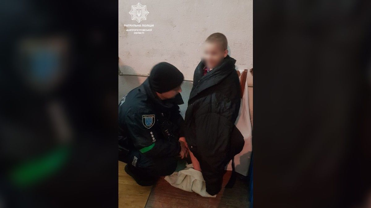 В Днепре полиция помогла найти мальчика, который выбежал из убежища и потерялся