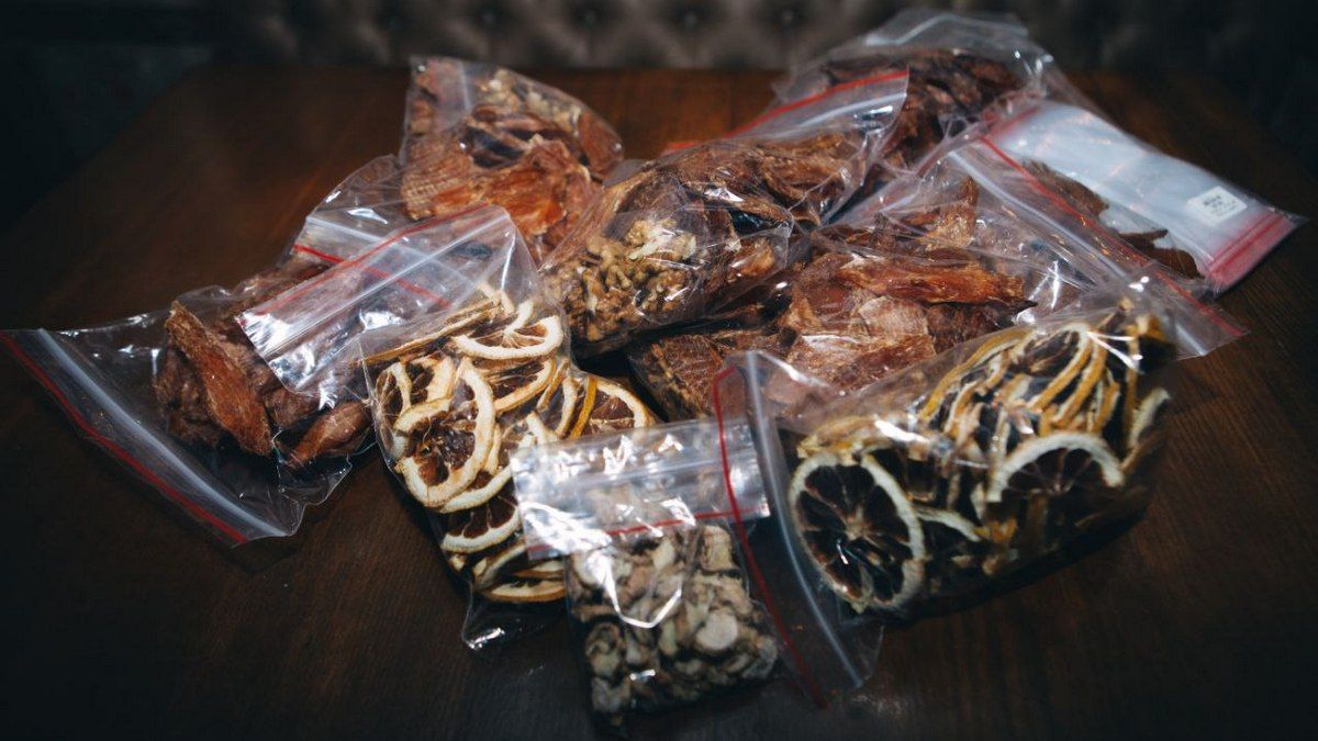 В Днепре волонтеры создают сухпайки для ВСУ из сушеного мяса и орехов: нужна помощь