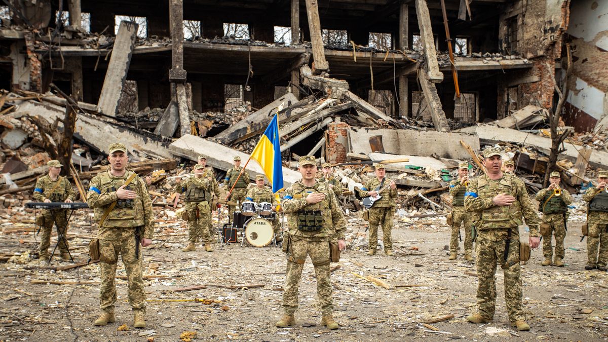 В Днепре на руинах разрушенного вражескими ракетами здания военный оркестр исполнил песню «Ой у лузі червона калина»