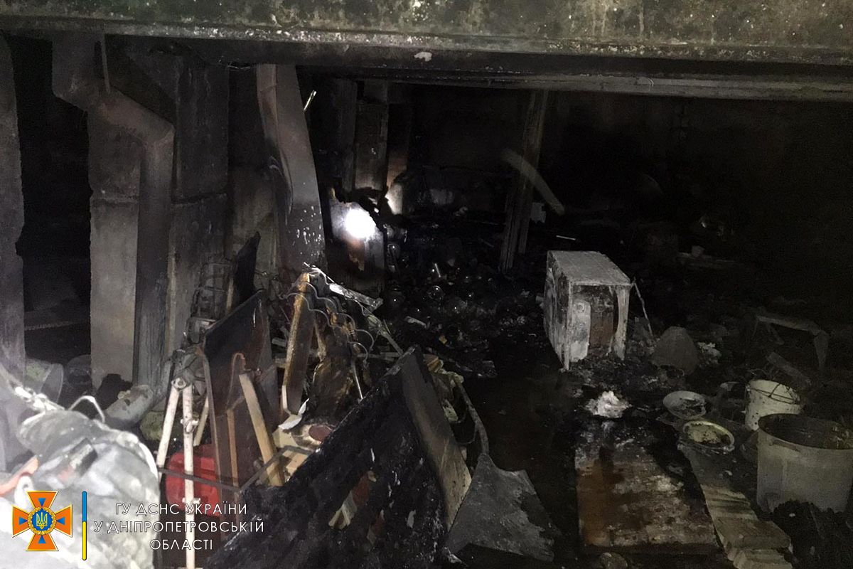 В Днепре на Ближней горело подсобное помещение в многоэтажном доме